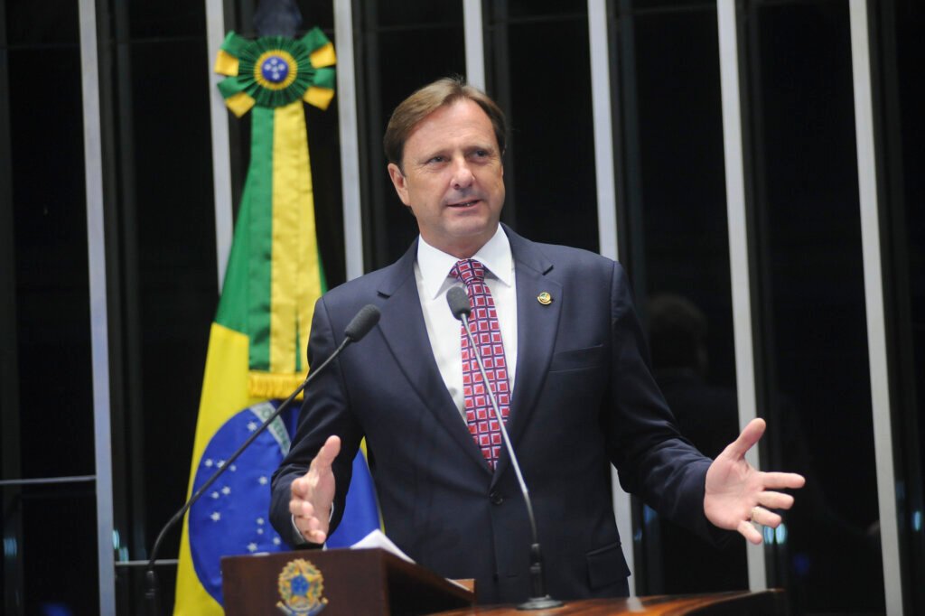 O senador Acir Gurgacz (PDT/RO) durante fala no plenário do Senado Federal em sessão não deliberativa.