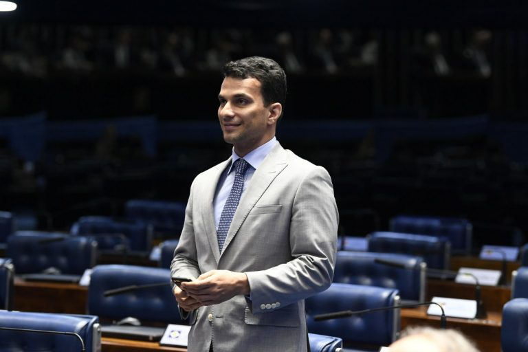 O senador Irajá Silvestre Filho (PSD/TO) é um dos senadores multados pelo Ibama.