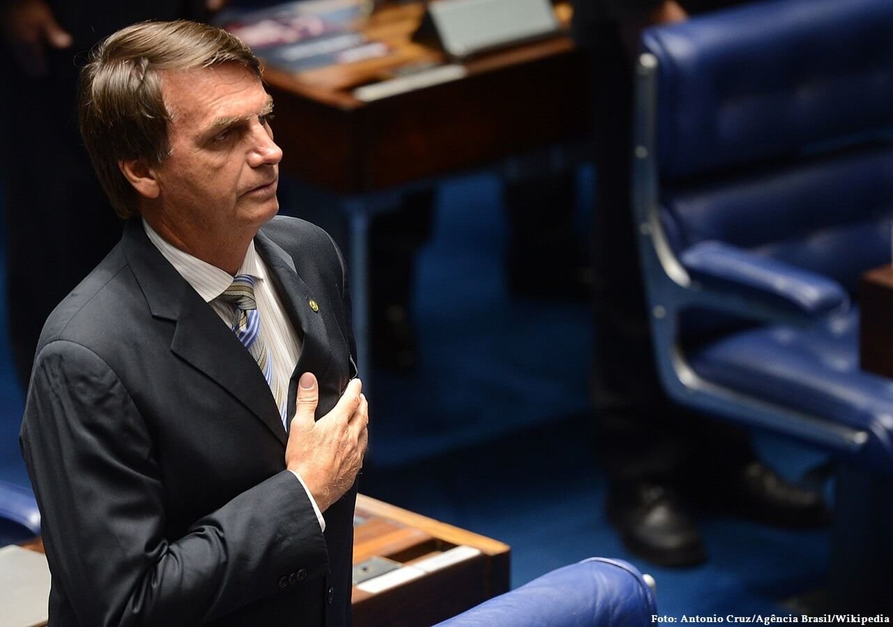 O deputado Jair Bolsonaro durante promulgação da Emenda Constitucional 77, que permite médicos militares trabalharem no SUS (Antonio Cruz/Agência Brasil)